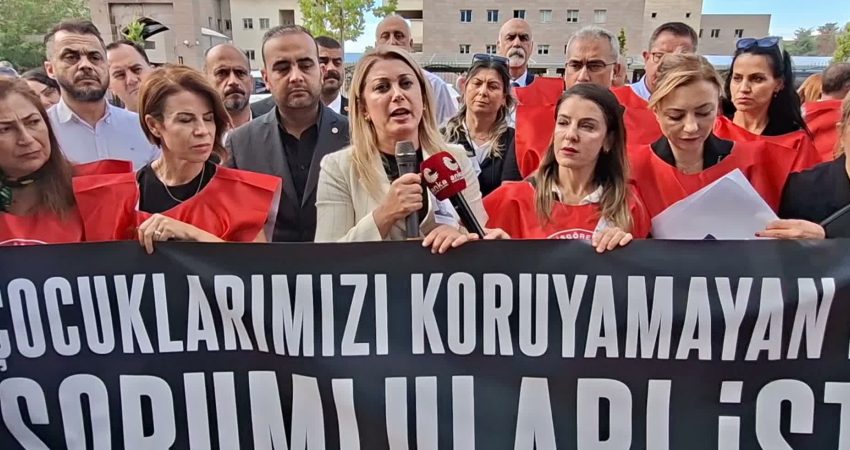 YENİ Partili Kaya, Osmaniye’deki öğretmen cinayeti protestosunda konuştu: “Türkiye bir şiddet sarmalında” YENİ Parti Kadın Kolları Başkanı ve Osmaniye Milletvekili Asu Kaya, Farabi Anadolu