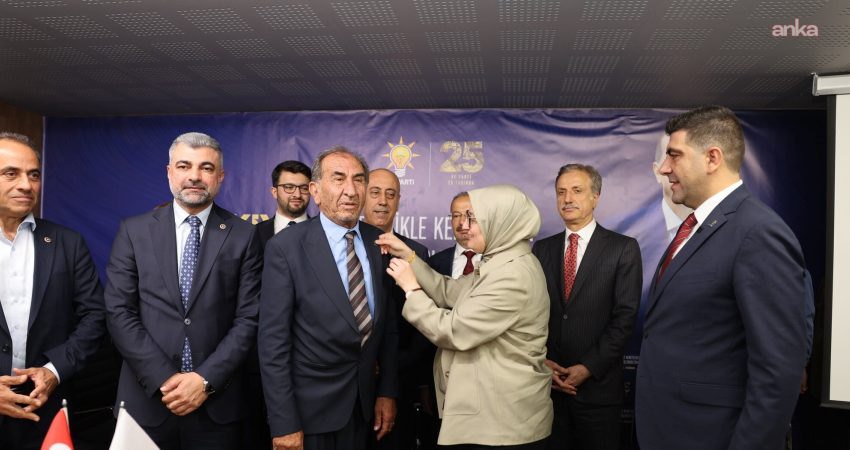 Yeniden Refah Partisi Mardin İl Başkanı Mahmut Özer görevinden alındı Yeniden Refah Partisi'nden yapılan açıklamada, Mardin İl Başkanı Mahmut Özer'in