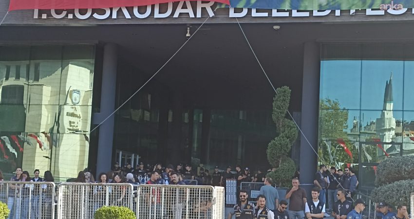 Yenilenecek Üsküdar seçiminde oy kullanma hakkı olan meclis üyesi Ekrem Baki, 6 kişiyle birlikte tutuklamaya sevk edildi Sinem Dedetaş'ın tutuklanmasının ardından yaşanan süreçte Bölge İdare Mahkemesi'nin Üsküdar
