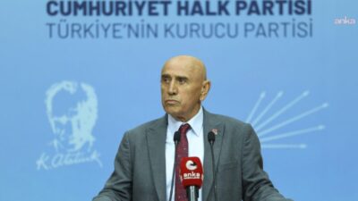 CHP Genel Başkan Yardımcısı Yıldırım Kaya, Manisa'da bir lise önünde
