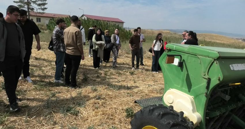 Yozgat Bozok Üniversitesi Ziraat Fakültesi öğrencileri, tarımsal ürünlerin tarla hazırlığı,