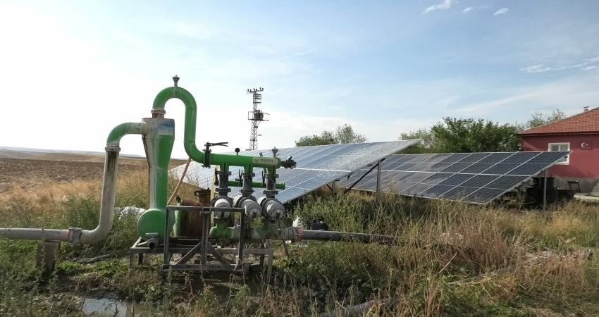 Yozgat’ta tarımsal sulamada kullanılan güneş paneli için çiftçiye para cezası Yozgat’ın Yenifakılı ilçesinde, tarımsal sulama için kurulan güneş panelleriyle birlikte