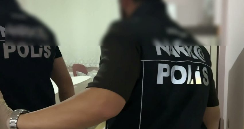 Yozgat’ta uyuşturucu hammaddesi yetiştirmek için evine düzenek kuran şahıs yakalandı Yozgat’ta uyuşturucu hammaddesi olarak kullanılan dişi Hint keneviri yetiştirmek üzere