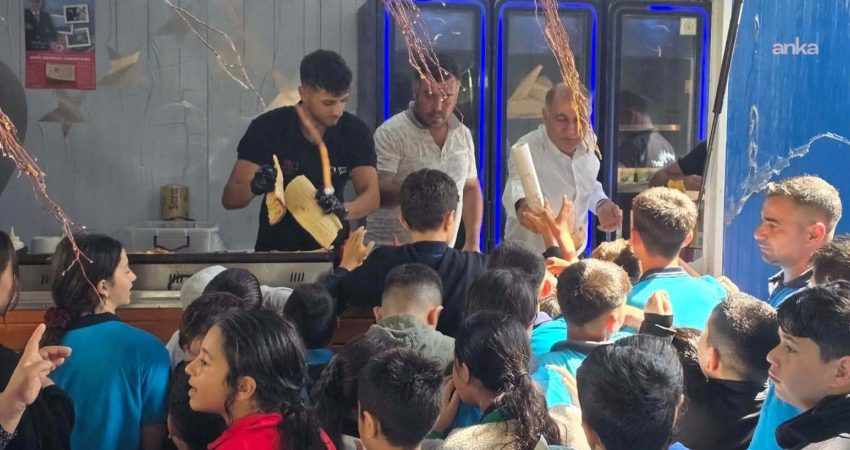 Yumurtalık Belediye Başkanı Erdinç Altıok, ilçedeki öğrencilerle bir araya geldi.