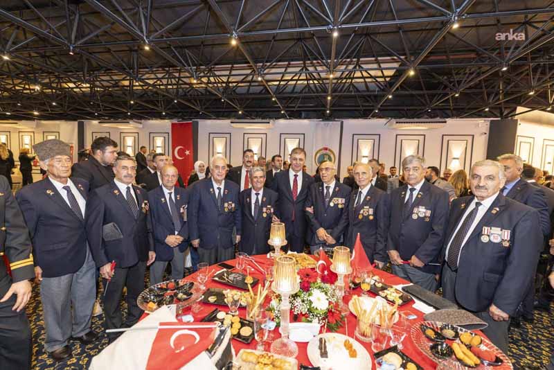 İzmir Valiliği tarafından 29 Ekim Cumhuriyet Bayramı dolayısıyla düzenlenen resepsiyonda,