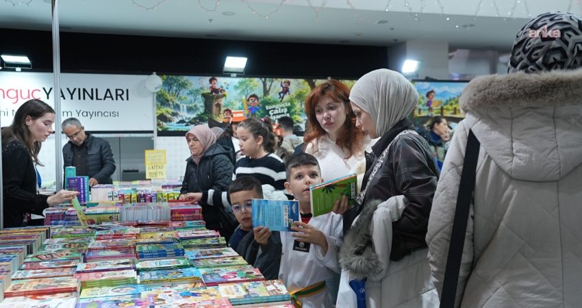 2. Balıkesir Kitap Fuarı, üç günde 40 bin ziyaretçiyi ağırladı… Başkan Akın: “Gün geçtikçe kalabalık da heyecan da büyüyor” Balıkesir Büyükşehir Belediyesi’nin düzenlediği 2. Balıkesir Kitap Fuarı, ilk üç