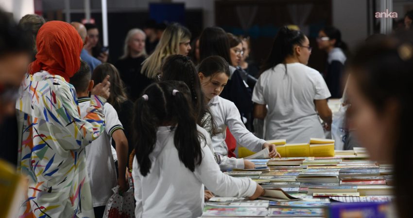 Balıkesir Büyükşehir Belediyesi'nin bu yıl ikincisini düzenlediği "Balıkesir Kitap Fuarı",