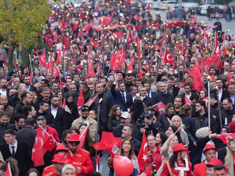 Cumhuriyetin 103'üncü yıl dönümünde Ataşehir Belediyesi ilçede geleneksel Cumhuriyet Korteji'ni