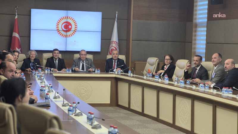 Malkara Ticaret ve Sanayi Odası yöneticilerinden CHP’li Öztrak’a ziyaret CHP Grup Başkanı Faik Öztrak, Malkara Ticaret ve Sanayi Odası