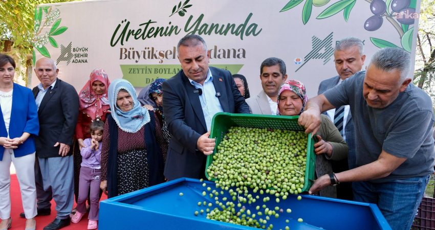 Adana Büyükşehir Belediyesi’nden Karaisalı’da zeytin üreticilerine makine desteği Adana Büyükşehir Belediye Başkan Vekili Güngör Geçer, Karaisalı’da dokuz mahallede üreticinin