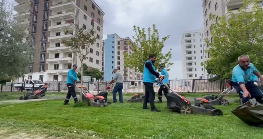Adıyaman Belediyesi, Yunus Emre Mahallesi Muhtarlık Parkı’nda çim biçme, çevre