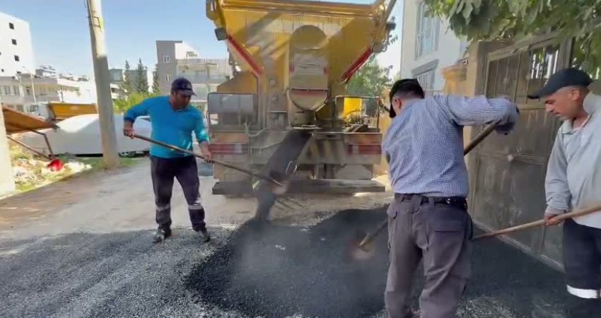 Adıyaman Belediyesi, yol bakım ve onarım çalışmalarına devam ediyor Adıyaman Belediyesi, altyapı çalışmaları nedeniyle bozulan ve yıpranan yollarda asfalt
