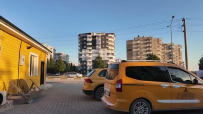 Adıyaman’da taksi esnafı için yeni dönem: İlk kalıcı durak Altınşehir’de açıldı Adıyaman Belediyesi, 6 Şubat depremlerinin ardından konteynerlerde hizmet veren taksi