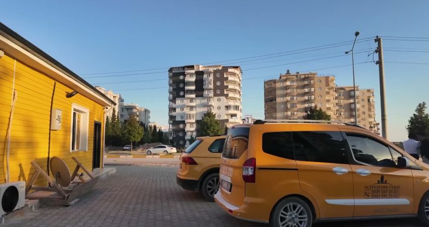 Adıyaman’da taksi esnafı için yeni dönem: İlk kalıcı durak Altınşehir’de açıldı Adıyaman Belediyesi, 6 Şubat depremlerinin ardından konteynerlerde hizmet veren taksi