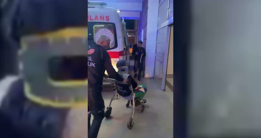 Adıyaman-Şanlıurfa yol ayrımında tarım işçilerini taşıyan minibüs ile otomobilin çarpışması