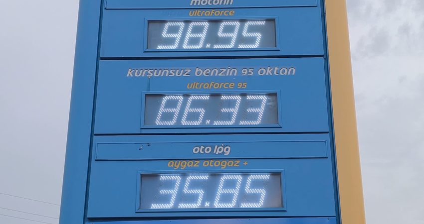 Akaryakıt fiyatlarına gelen zamlara tepki gösteren bir vatandaş, "Gayri bir