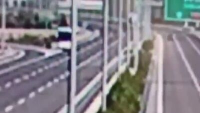 Manisa’nın Akhisar ilçesinde, tur otobüsü ile tırın karıştığı, 11 kişinin