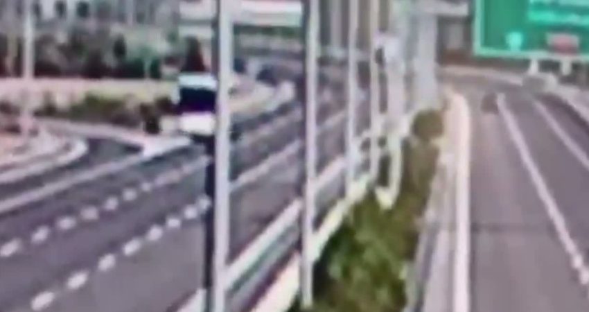 Manisa’nın Akhisar ilçesinde, tur otobüsü ile tırın karıştığı, 11 kişinin