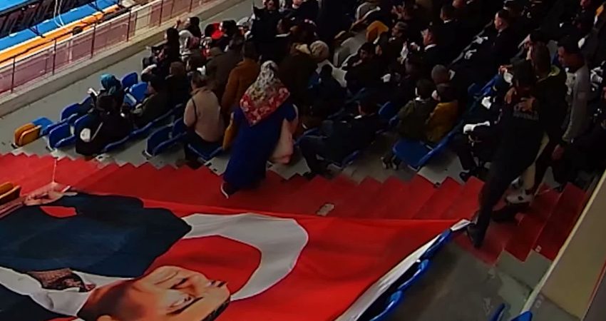 Aksaray’da 29 Ekim töreninde örnek davranış: Güvenlik görevlisi, engelli çocuğu kucağında taşıdı Aksaray'da 29 Ekim Cumhuriyet Bayramı kutlamaları sırasında özel güvenlik görevlisi