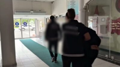 Aksaray’da şehirlerarası yolda düzenlenen narkotik uygulamasında yakalanan dört şüphelinin iç