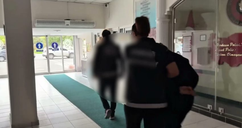 Aksaray’da şehirlerarası yolda düzenlenen narkotik uygulamasında yakalanan dört şüphelinin iç