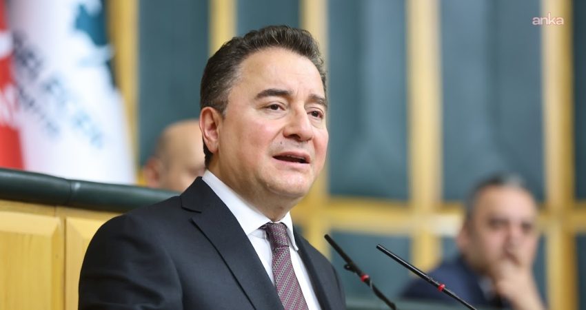 Ali Babacan’dan Nevşehir’deki peribacası çökmesine ilişkin başsağlığı mesajı DEVA Partisi Genel Başkanı Ali Babacan, Nevşehir'de peribacası çökmesi sonucu