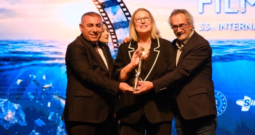 Altın Koza’da Onur Ödülleri Vahide Perçin ve Ferzan Özpetek’e verildi 33. Uluslararası Adana Altın Koza Film Festivali’nin Onur Ödülleri Gecesi’nde