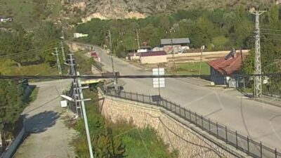 Amasya'da sürücüsünün direksiyon hakimiyetini kaybettiği minibüsün dere yatağına düşmesi sonucu