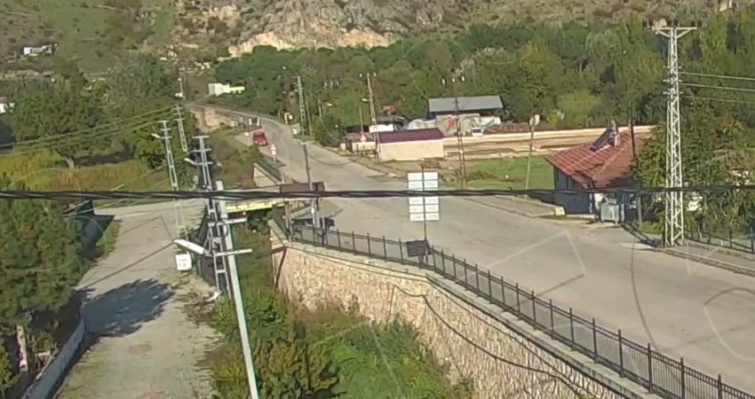 Amasya’da minibüs dere yatağına düştü: 9 yaralı Amasya'da sürücüsünün direksiyon hakimiyetini kaybettiği minibüsün dere yatağına düşmesi sonucu