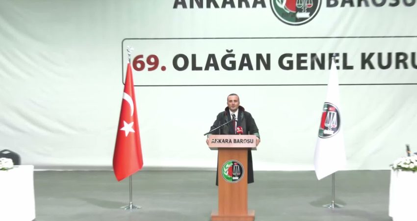 Ankara Barosu 69. Olağan Genel Kurulu… Mevcut Başkan Mustafa Köroğlu’ndan “hukuksuzluk” vurgusu Ankara Barosu’nun 69. Olağan Genel Kurulu başladı. Genel Kurul’un açılışında
