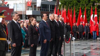 Antalya’da 29 Ekim Cumhuriyet Bayramı kutlamaları, Cumhuriyet Meydanı’ndaki çelenk sunma