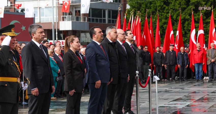 Antalya’da Cumhuriyet Bayramı kutlamaları çelenk sunma töreniyle başladı Antalya’da 29 Ekim Cumhuriyet Bayramı kutlamaları, Cumhuriyet Meydanı’ndaki çelenk sunma