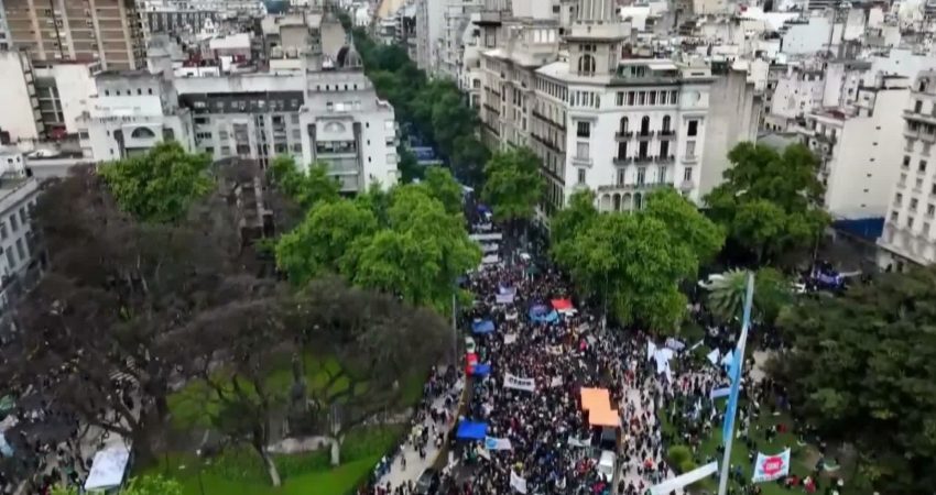 Arjantin'de binlerce öğrenci, akademisyen ve üniversite çalışanı, Devlet Başkanı Javier