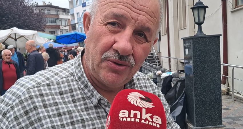Artvinli pazar esnafı: “Bir kuruş kazanmadım. Soğan yiyecektim, kıyamadım boş ekmek yedim” Artvin’de kurulan halk pazarında satış yapamadığını belirten emekli pazar esnafı