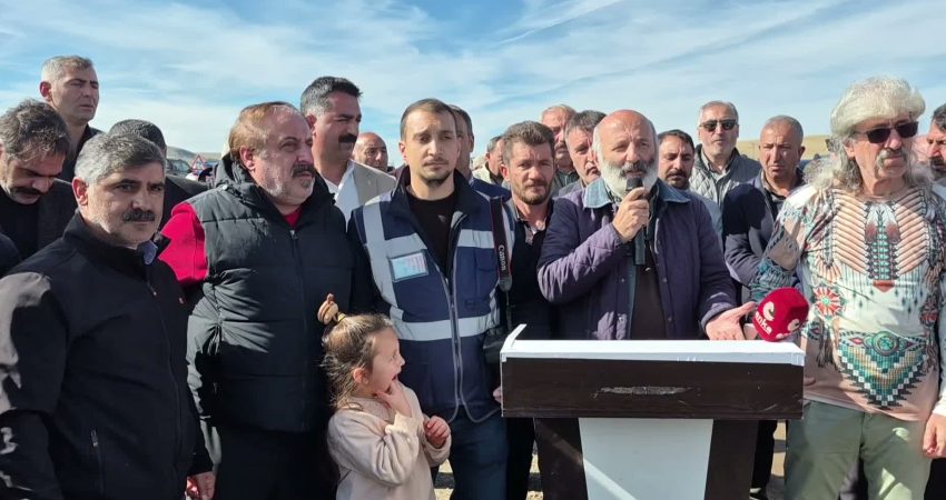 Artvinli ve Ardahanlı gazeteciler: “Basın demokrasidir, basın susarsa Cumhuriyet susar” Gazetecilere yönelik gözaltı ve tutuklamalara, medya kuruluşlarına kayyum atanmasına ve
