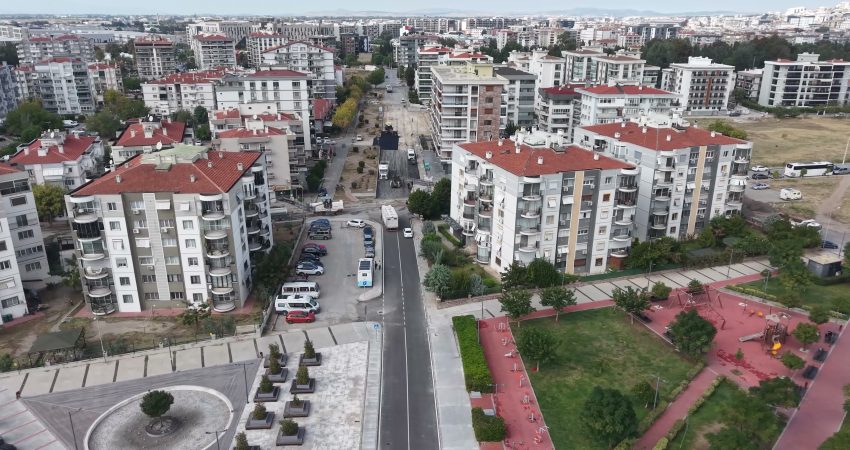 İzmir Büyükşehir Belediyesi ekipleri trafik yoğunluğunun fazla olduğu Çiğli’nin Ataşehir
