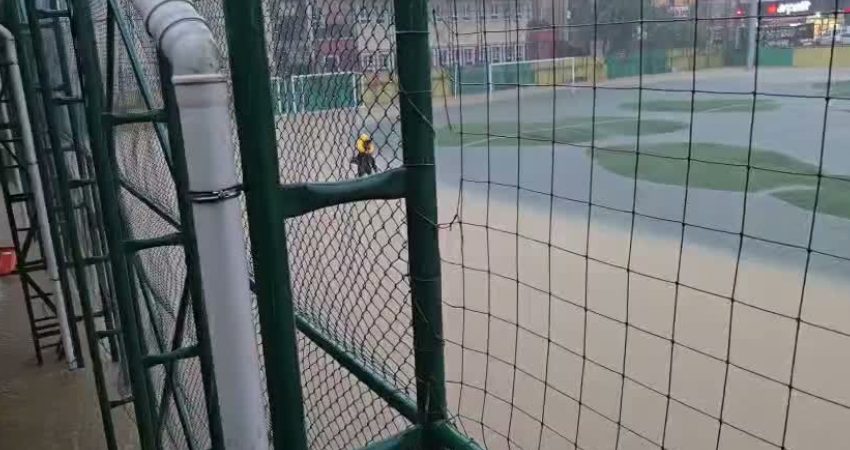 Ayazağa’da sel nedeniyle halı sahada mahsur kalan çocukları spor hocası sırtına alarak taşıdı İstanbul'da salı gece yarısı başlayıp bugün öğle saatlerine kadar aralıklarla