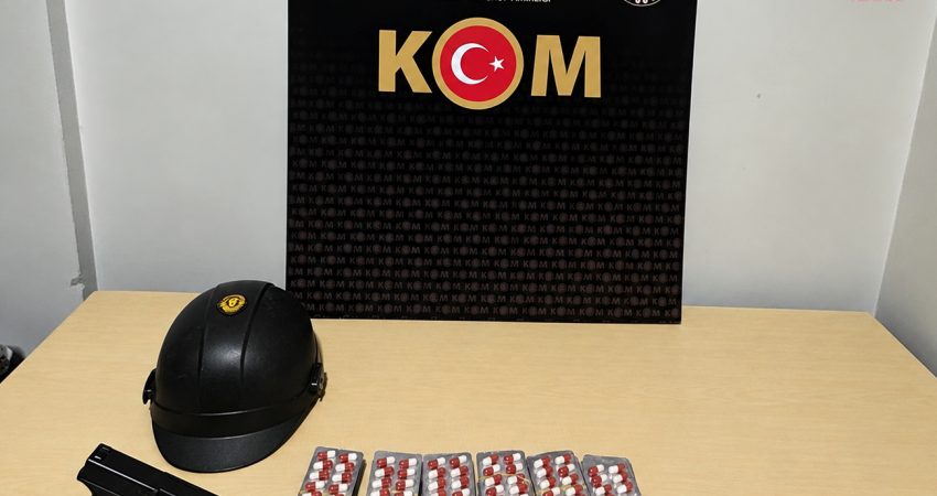 Aydın’da eve silahlı saldırıya 2 tutuklama Aydın'ın Söke ilçesinde bir evin kurşunlanmasıyla ilgili düzenlenen operasyonda gözaltına