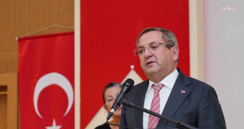ADD Ayvalık Şubesi tarafından düzenlenen gecede konuşan Belediye Başkanı Mesut