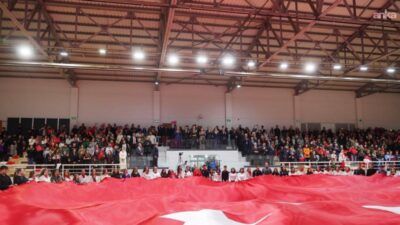Ayvalık’ta 29 Ekim Cumhuriyet Bayramı yağış nedeniyle kapalı alanda düzenlenen