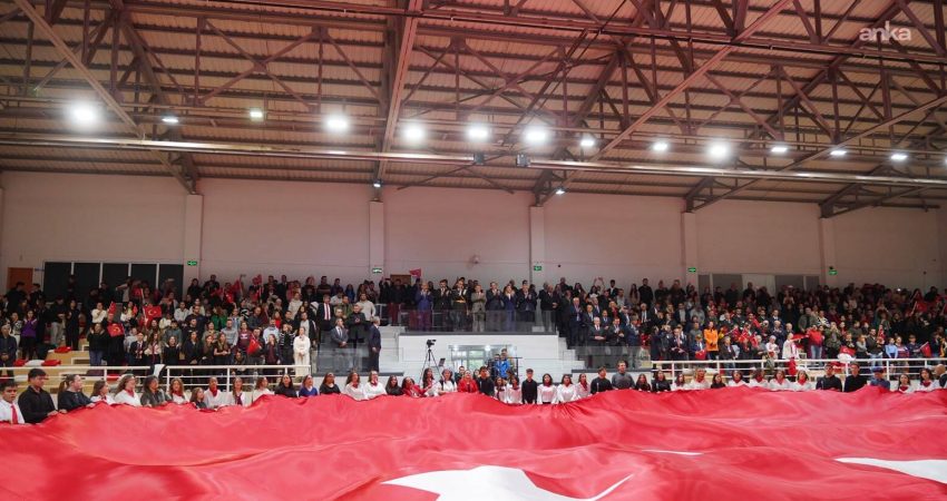 Ayvalık’ta Cumhuriyet coşkusu salonlara sığmadı Ayvalık’ta 29 Ekim Cumhuriyet Bayramı yağış nedeniyle kapalı alanda düzenlenen