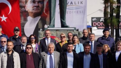 Ayvalık’ta 19 Ekim Muhtarlar Günü, Cumhuriyet Meydanı’nda düzenlenen törenle kutlandı. Belediye