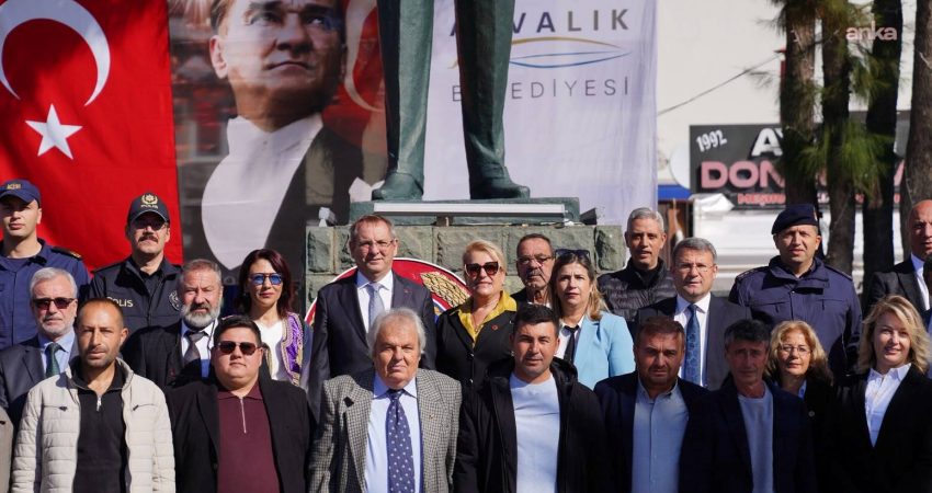 Ayvalık’ta Muhtarlar Günü kutlandı… Başkan Ergin: “Ortak akılla Ayvalık’a en iyi şekilde hizmet edebiliriz” Ayvalık’ta 19 Ekim Muhtarlar Günü, Cumhuriyet Meydanı’nda düzenlenen törenle kutlandı. Belediye