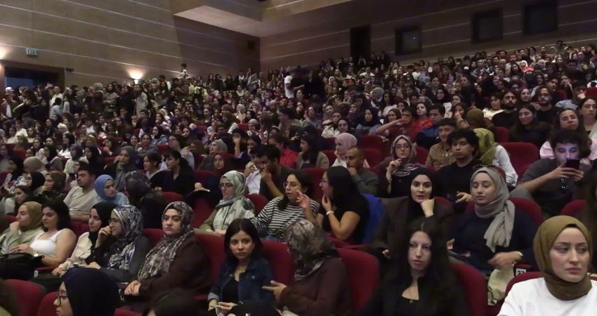Aziz Sancar Dicle Üniversitesi’nde söyleşiye katıldı Nobel Kimya Ödüllü Prof. Dr. Aziz Sancar, Dicle Üniversitesi’nde katıldığı
