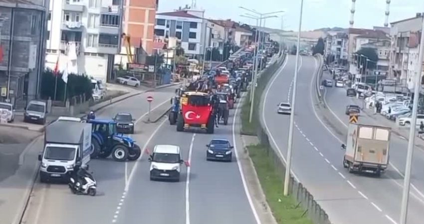 Samsun’un Bafra ilçesinde yaklaşık 600 traktör ve biçerdöverle konvoy oluşturan