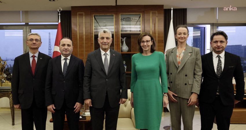 Ticaret Bakanı Ömer Bolat, Birleşik Krallık'ın Ankara Büyükelçisi Jennifer Elizabeth
