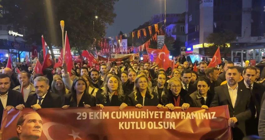 Bakırköy Belediye Başkanı Ovalıoğlu, binlerce vatandaşla Cumhuriyet Meydanı’na yürüdü: “Adalet, hepimize lazım” Bakırköy Belediye Başkanı Ayşegül Ovalıoğlu ve Dilek İmamoğlu, Cumhuriyet'in 103.