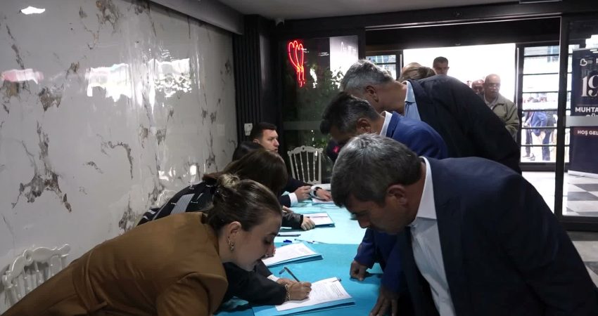 Balıkesir Büyükşehir Belediye Başkanı Akın, muhtarlarla buluştu: “Sorunları birlikte çözeceğiz” Balıkesir Büyükşehir Belediye Başkanı Ahmet Akın, 19 Ekim Muhtarlar Günü