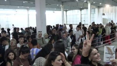 Diyarbakır 10. Kitap Fuarı’nın son gününde Selahattin Demirtaş’ın kitaplarını imzalayan