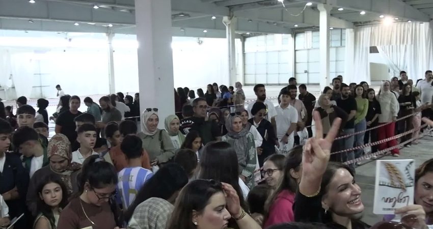 Diyarbakır 10. Kitap Fuarı’nın son gününde Selahattin Demirtaş’ın kitaplarını imzalayan